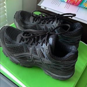 Black ASICS Gel Cumulus running shoes.